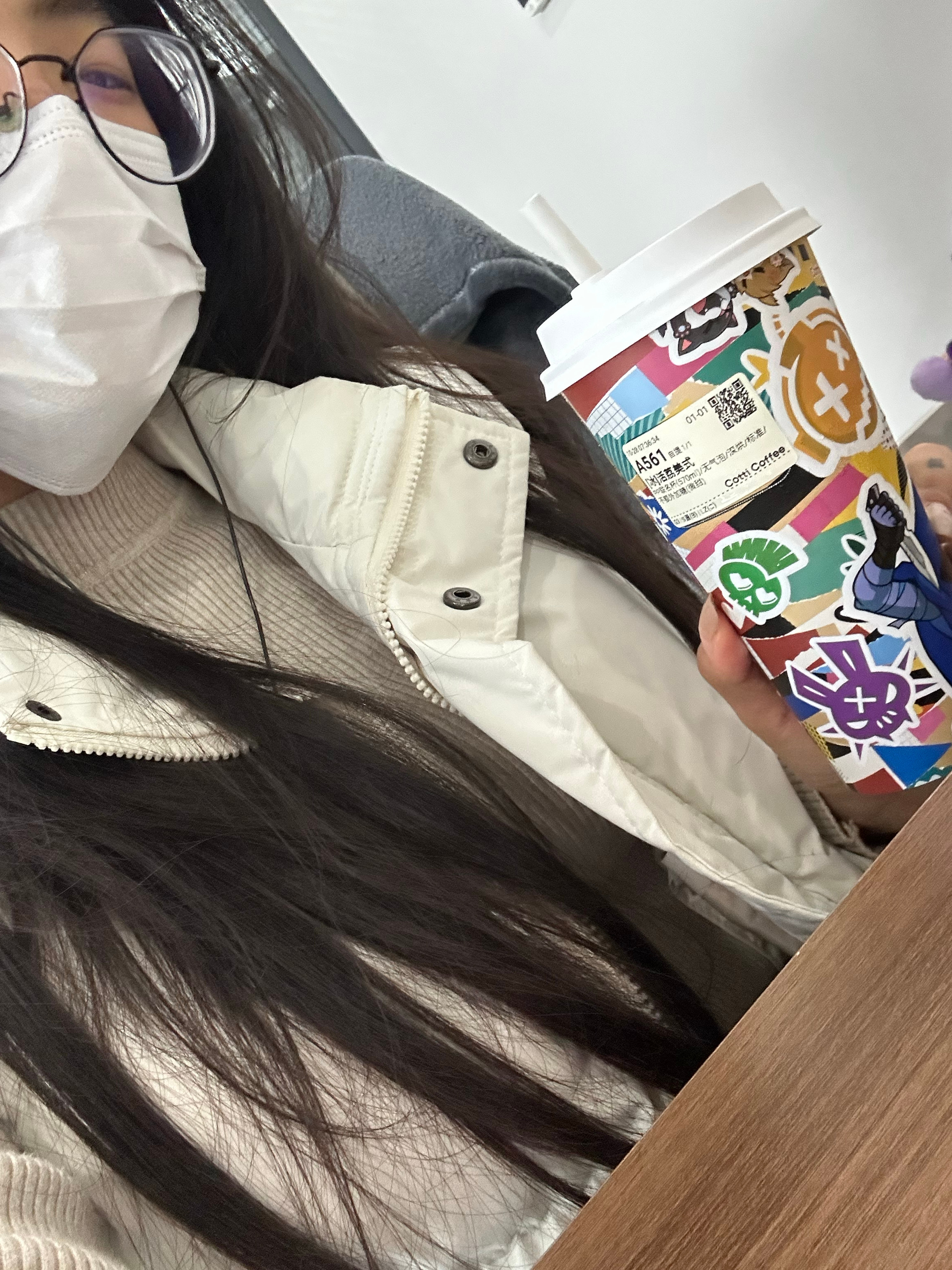 早上好！友友们～今天你桥儿穿的超厚！羽绒马甲都套上了～～所以….奖励自己一杯冰咖