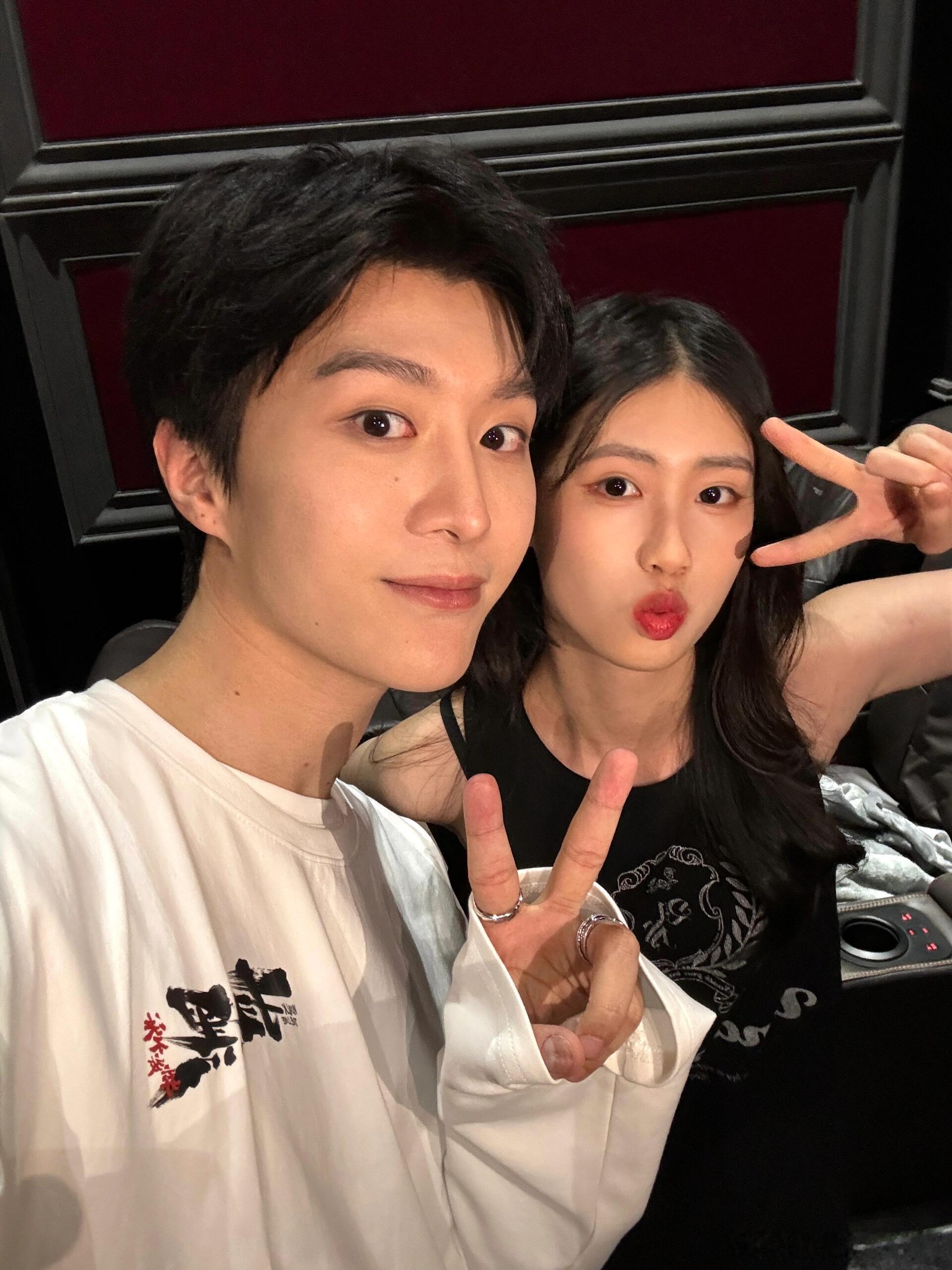 冯小刚女儿徐朵追星范丞丞，支持对方新电影，晒合照称我们认识 ​​​