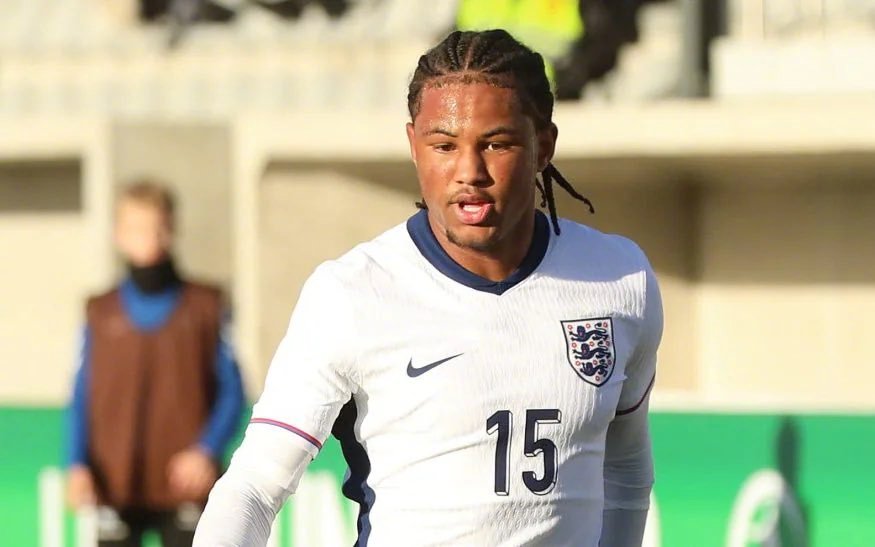 📢 曼联、阿森纳和切尔西准备争夺富勒姆的英格兰U19中后卫塞缪尔·阿米萨（18