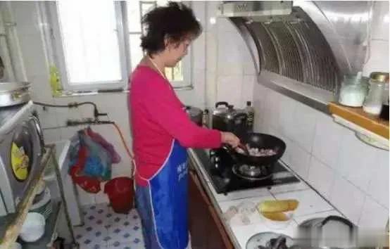 当今社会，有很多老人因为各种原因独居。现实生活中，很多家庭因为各种原因无法自己照