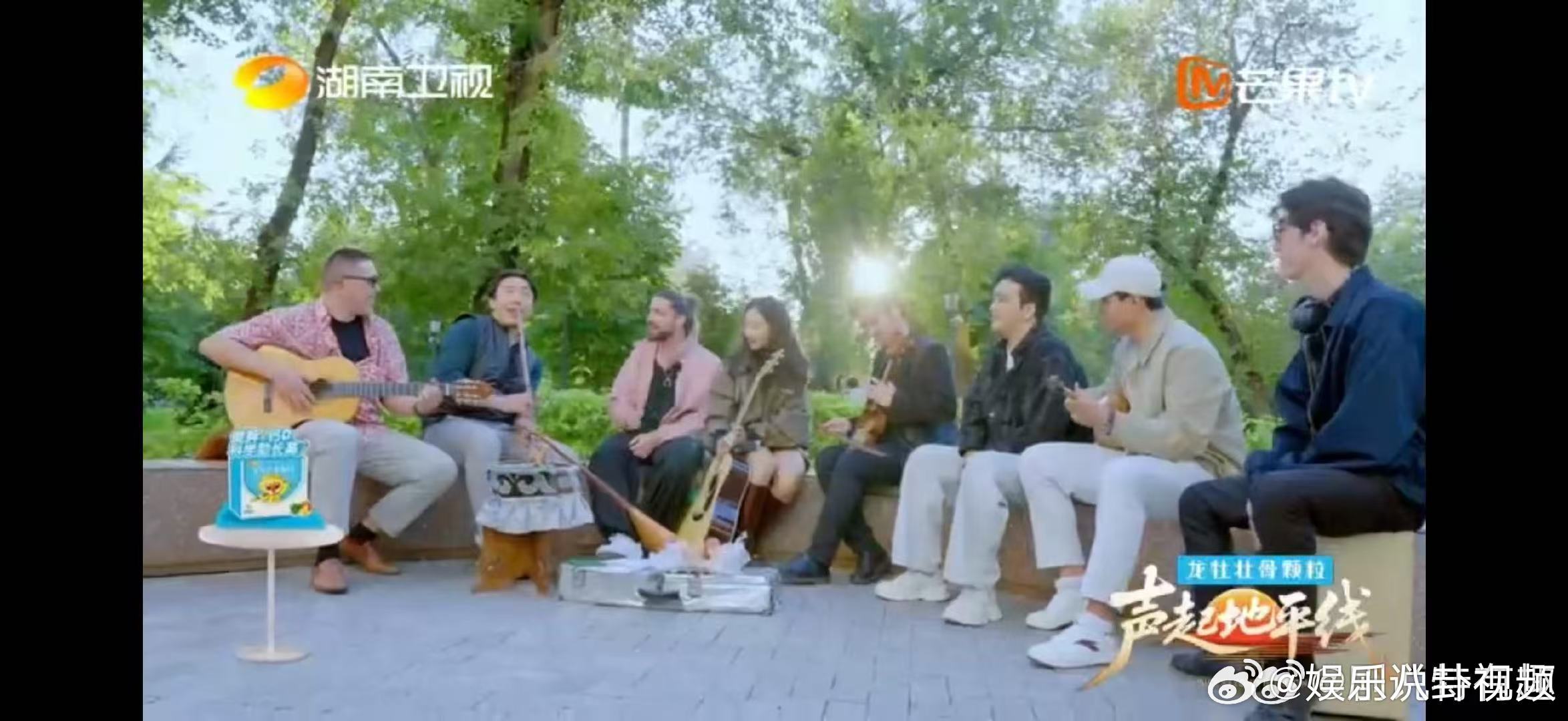 新疆大学生用6种乐器炫技声起地平线被狠狠惊艳到！来自中国新疆的留学生在阿拉木图街