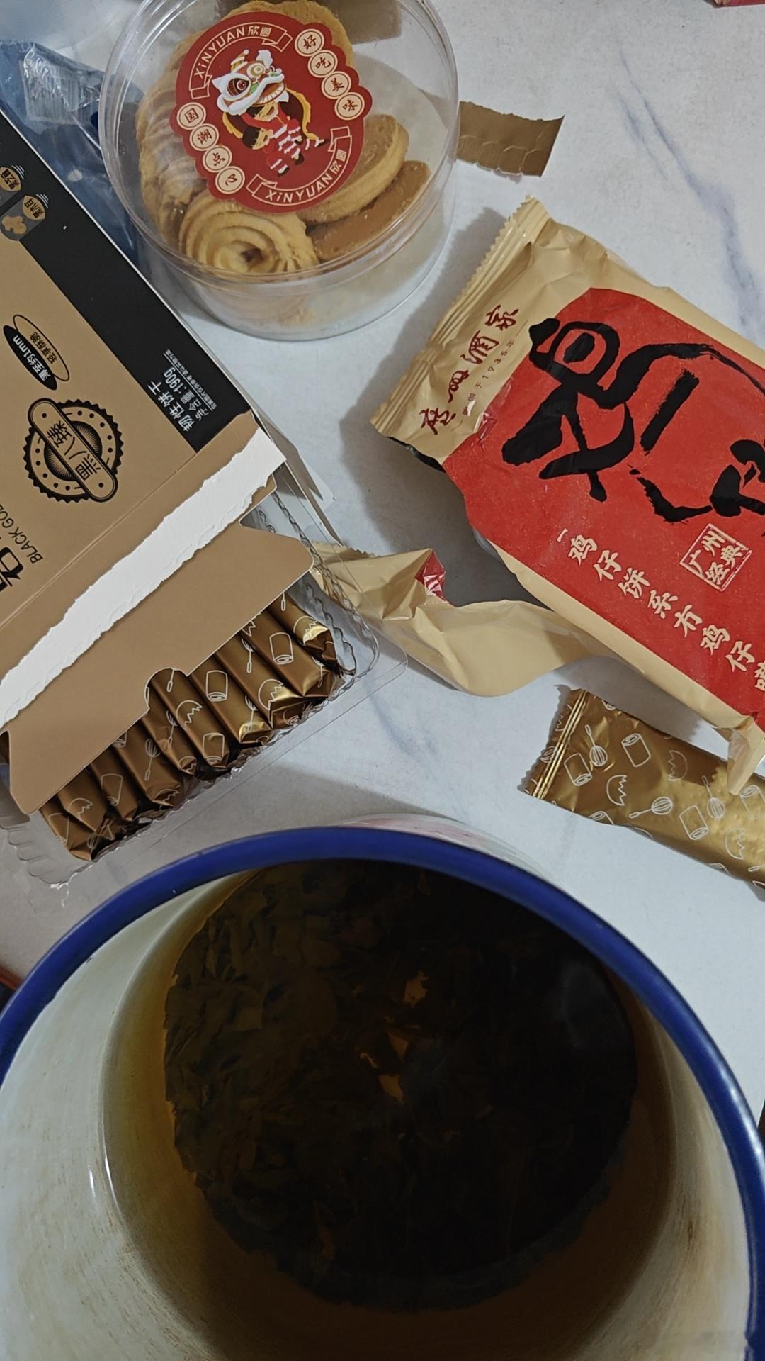 先吃点零食垫吧垫吧，晚饭等会再吃[酷] ​​​