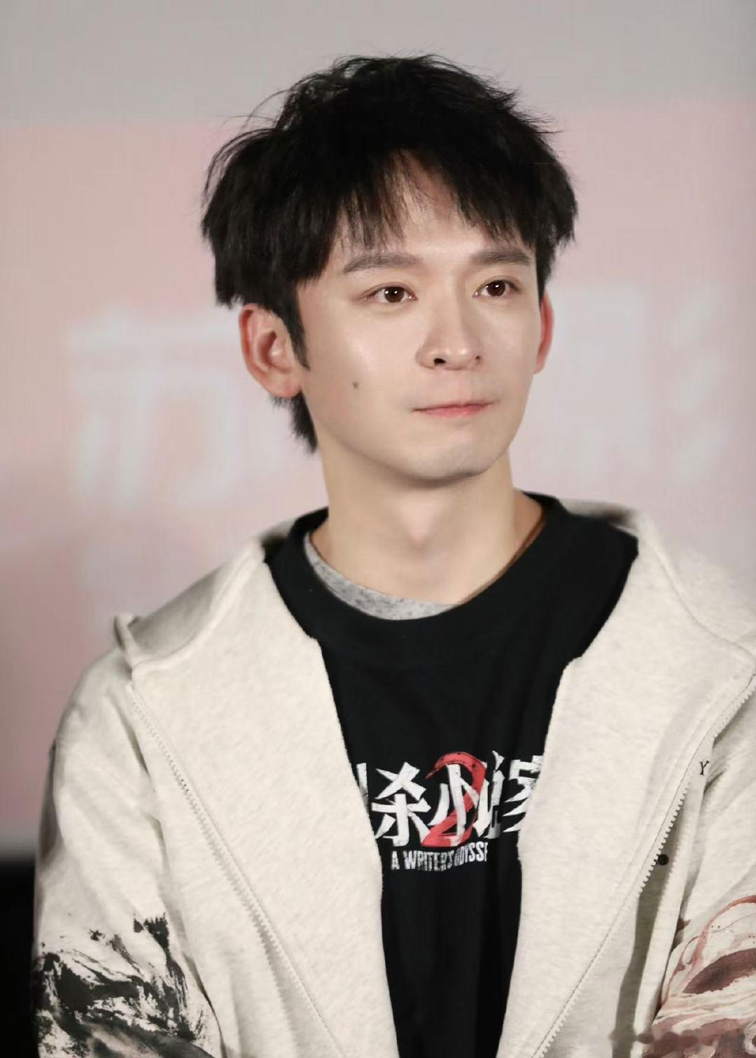 董子健带女儿公园玩耍 下班的时候随意点舒服点，上班时候状态好就行了，最近连着10