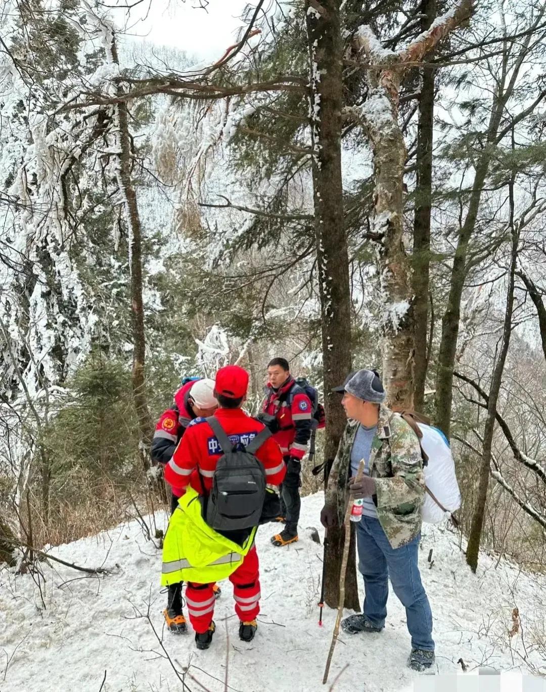 突发，秦岭山两名年轻女驴友失联中，搜救中！又有消息说3月4日，年轻女驴友已经找到