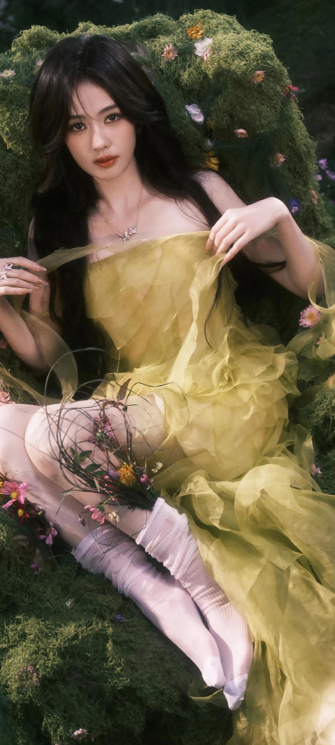 白鹿～
一袭嫩黄薄纱裙，长发温柔散落，像从森林里走出来的花之精灵！