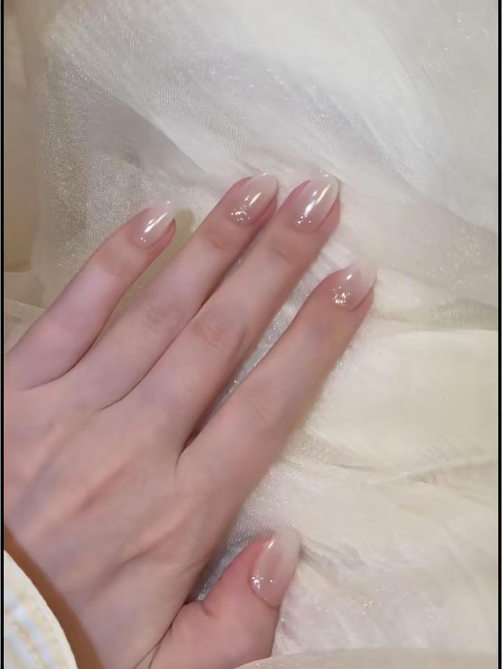 干净裸色美甲 日常通勤美甲 裸色渐变美甲 浅色渐变美甲 显白裸色系美甲