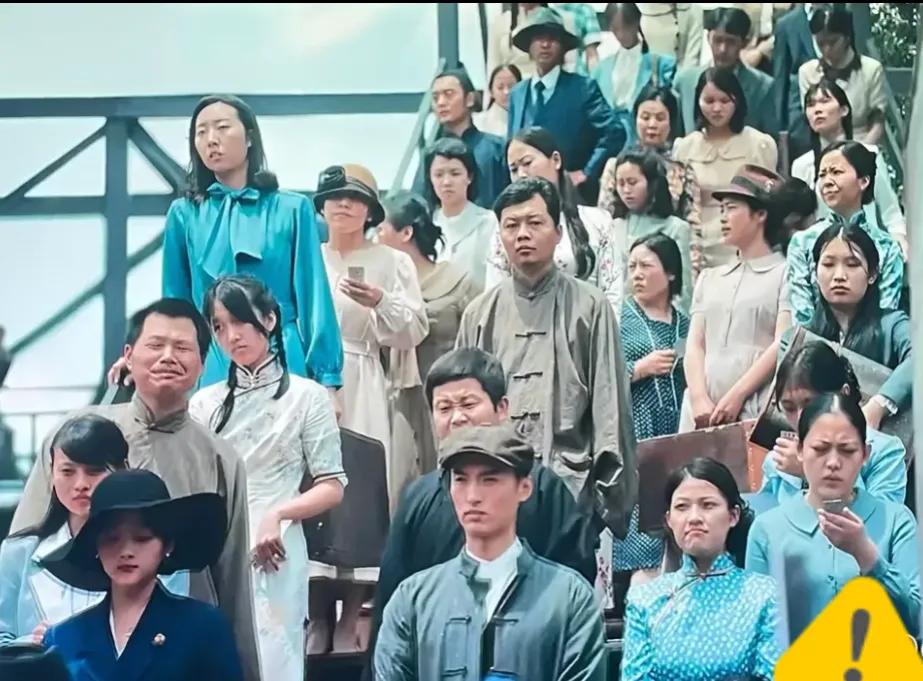 搞笑🥸谍战剧也能穿越时空吗？
关晓彤主演的谍战剧，不仅有大量的人员陪衬，还突然