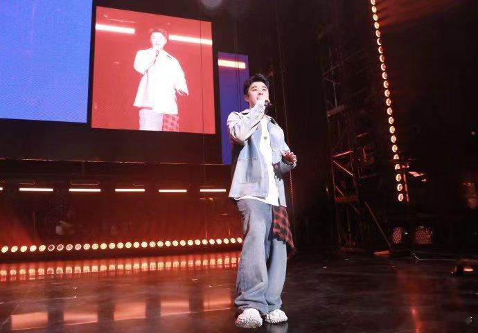 陈赫宝石老舅演唱会造型  陈赫的时尚转型在演唱会上大放异彩，他的造型不仅展示了个