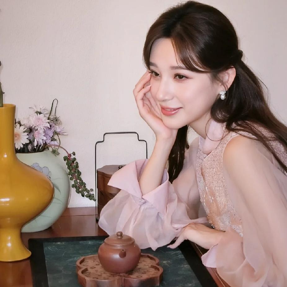 央视主持人中我喜欢的美女主持人有马凡舒，刘心悦，王嘉宁，张舒越等人。

她们个个