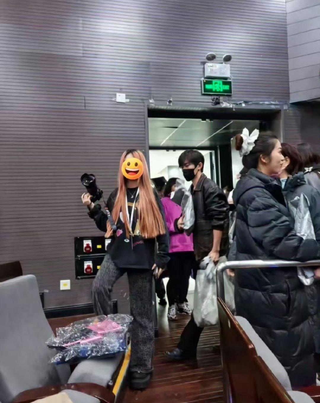 易烊千玺回中戏参加毕业典礼了 这是拎个塑料袋吗[允悲] ​​​