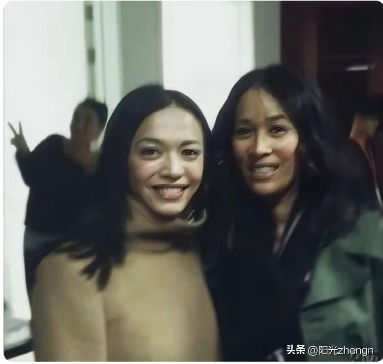 没想到歌后王菲还有这样小女孩的一面。

这张照片里，姚晨和那英喜气洋洋的在合照，