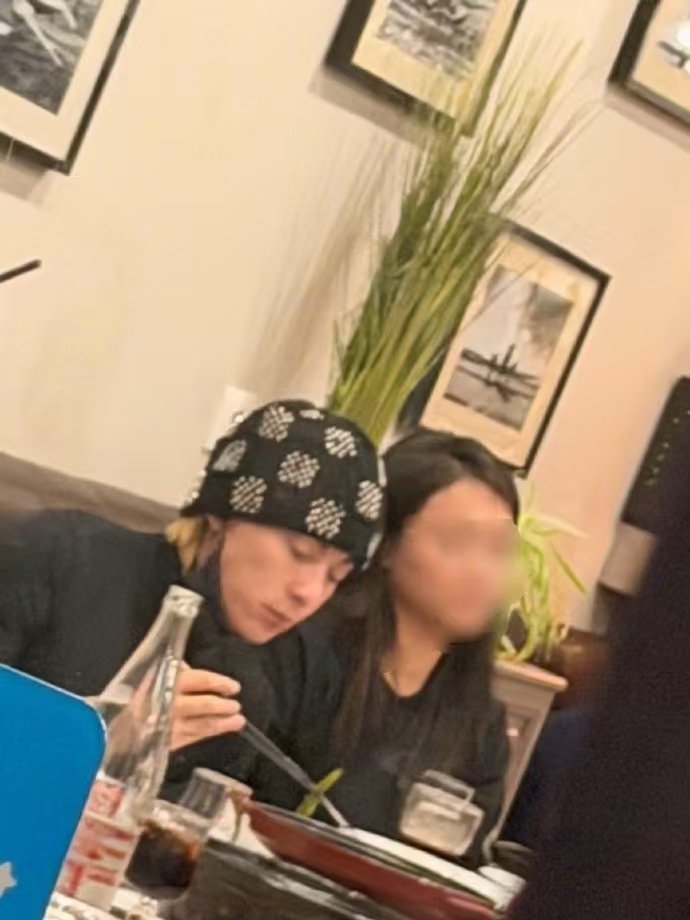 王鹤棣到巴黎也要吃川菜王鹤棣巴黎又去吃川菜了 王鹤棣到巴黎也要吃川菜，谁懂这个人