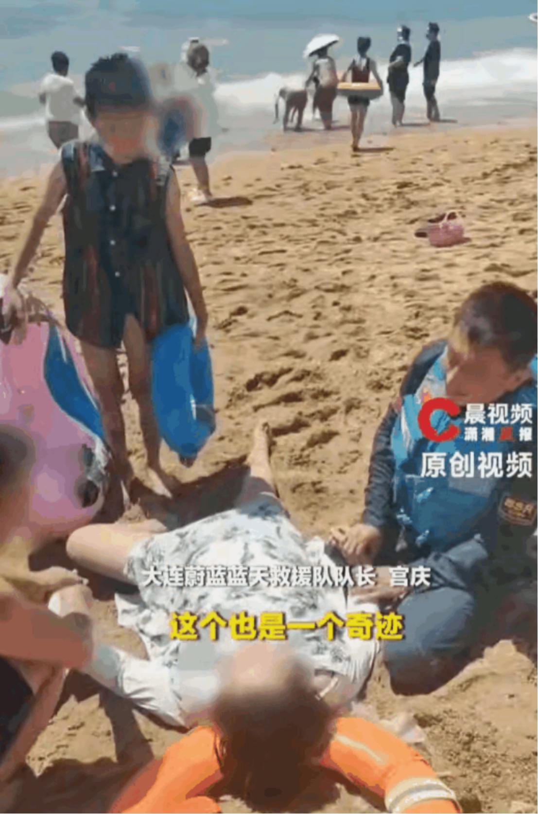 辽宁大连付家庄公园的海滩上，一位女游客在海水里玩得好好的，突然被一股诡异的力量拉