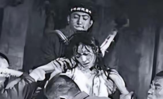 1943年，刘耀梅被日军杀害后留下的镜头，这一张照片是由八路军战地记者叶曼之拍摄
