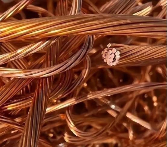 美国这次蒙了，美国大量囤积了铜，把铜价炒上天去了，可美国万万没料到，中国根本不按