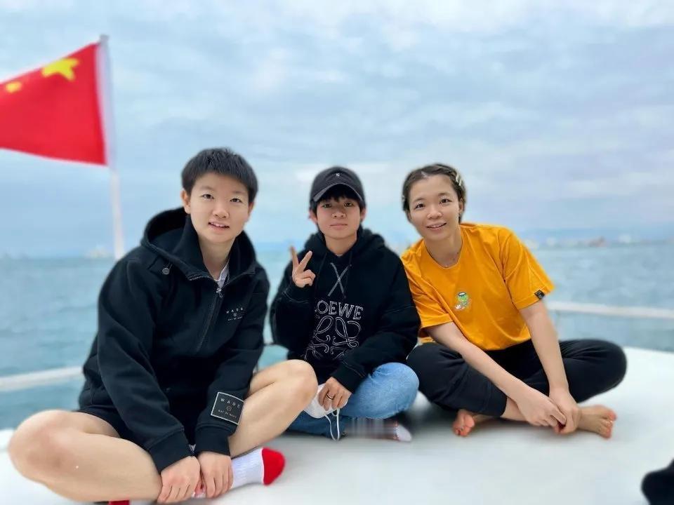 莎莎出海游玩时候的一张照片
坐在船上
后面是碧海云天
真的好漂亮啊
谁说莎莎的穿