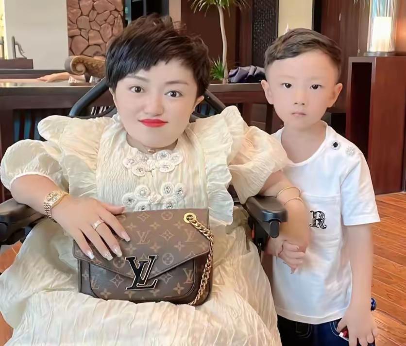 不是歌颂李喜梅。李喜梅的两段婚姻都透露着勇敢与果敢。
第一段婚姻给她带来了一个爱