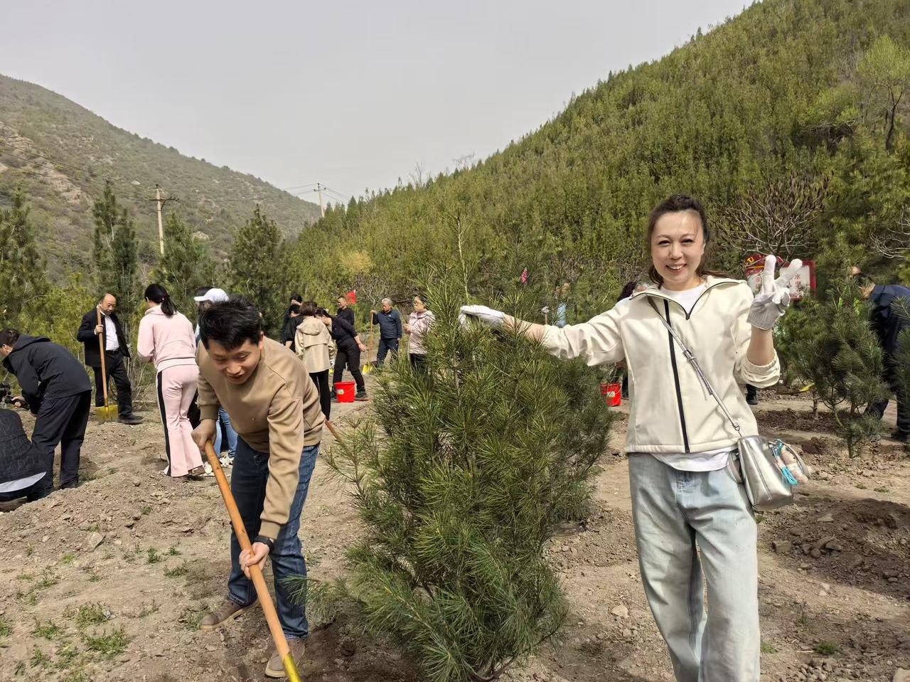 昨天快递到了，拆开一看，是女儿在网上给我买的纯棉裤衩，有5条，颜色各异。女儿跟我