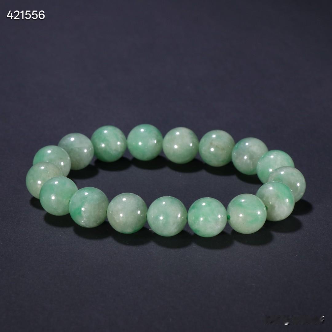 清代 翡翠圆珠手串。
规格-珠径1.25cm 重55.9g