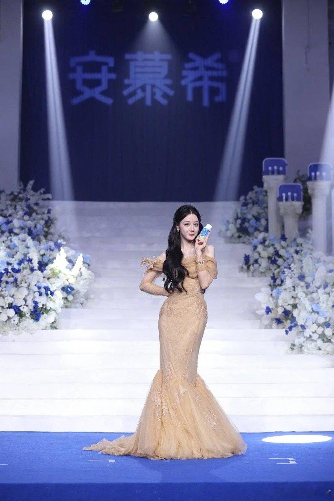 迪丽热巴这裙子挺好看的，就是巴粉好像不太满意 ​​​