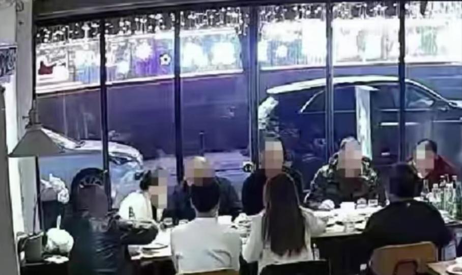 今天给大家讲件事，以后交友一定要慎重，这件事发生在重庆九龙坡一家餐馆里，有一群平