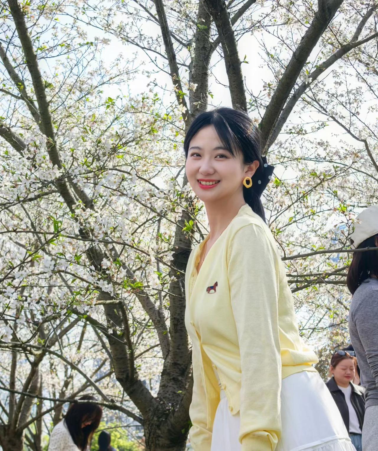 樱花树下，笑靥如花，春日美好时光