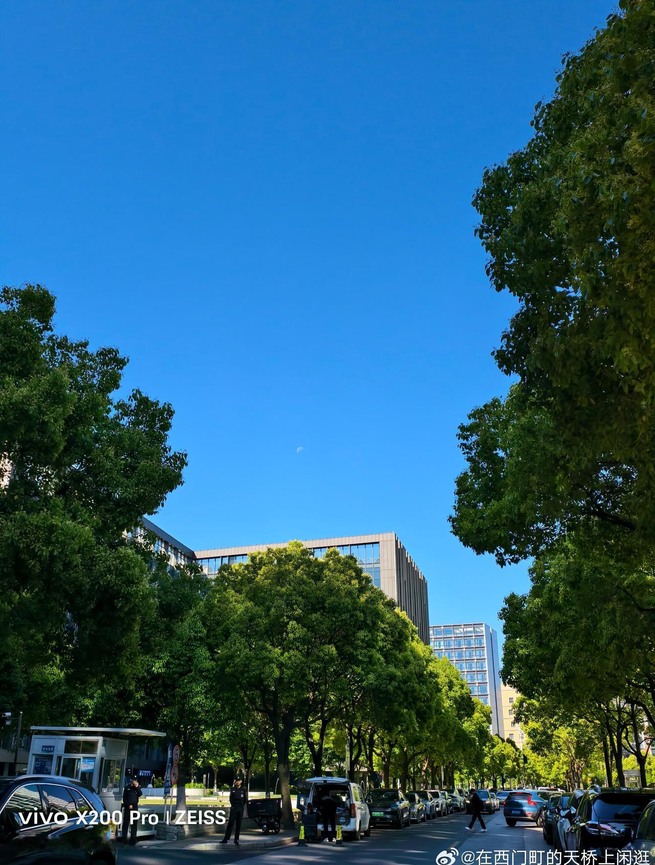 最近上海的天气有点好得离谱了，空气质量全国领先 ​​​