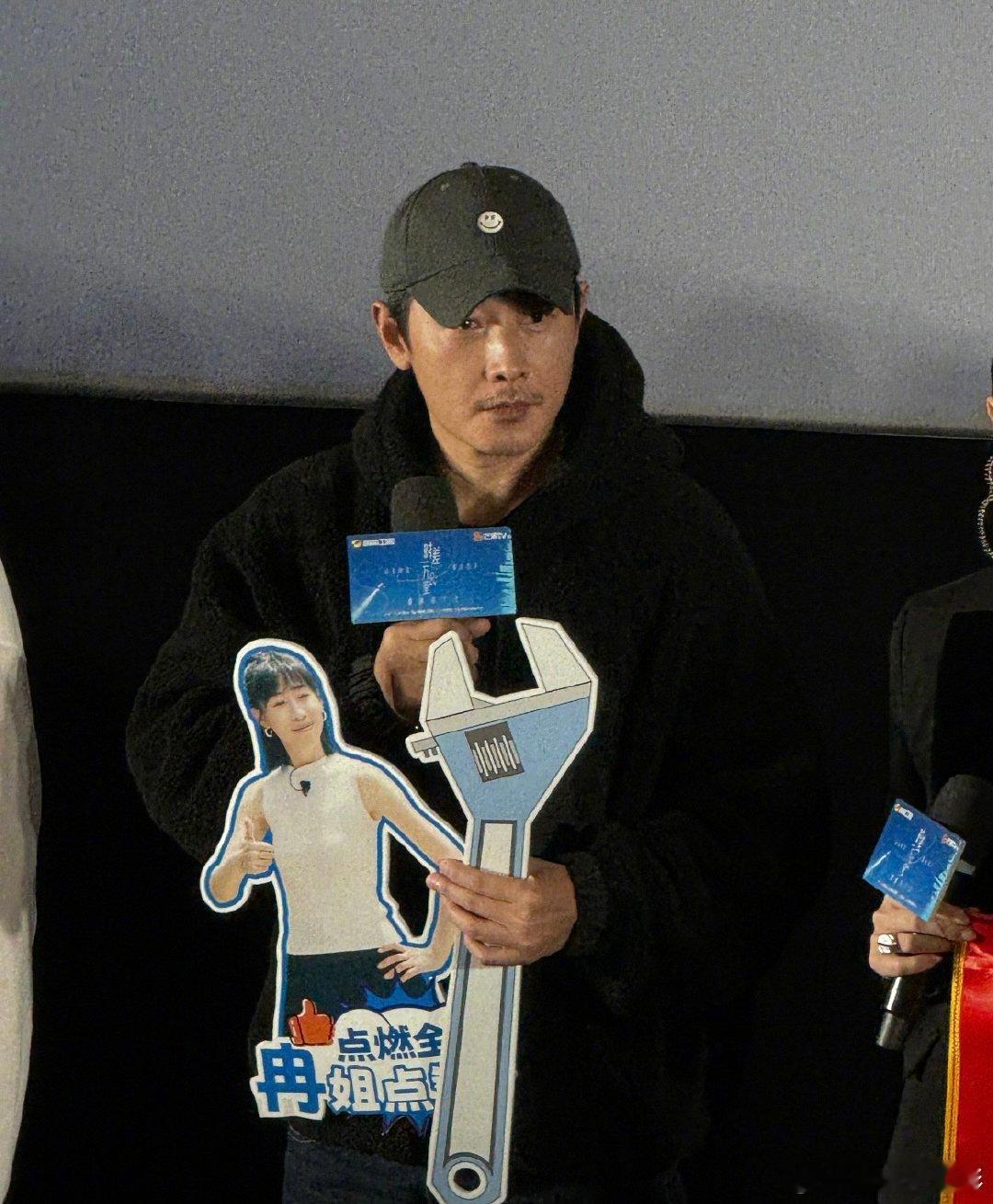 罗晋剧宣活动状态罗晋沧桑了好多罗晋出席新剧《时差一万里》追剧团，剧宣活动状态，沧