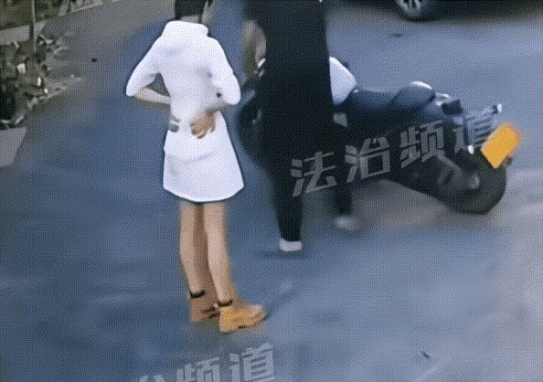 这种摩托车自身重量是很重的，把这样的摩托车放倒之后，体格不好的，力量不大的，根本