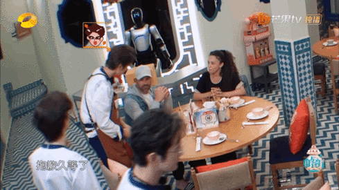 丁禹兮都不白来嗷中餐厅丁禹兮把“都不白来”刻在DNA里了吧？给客人发有意义的徽章