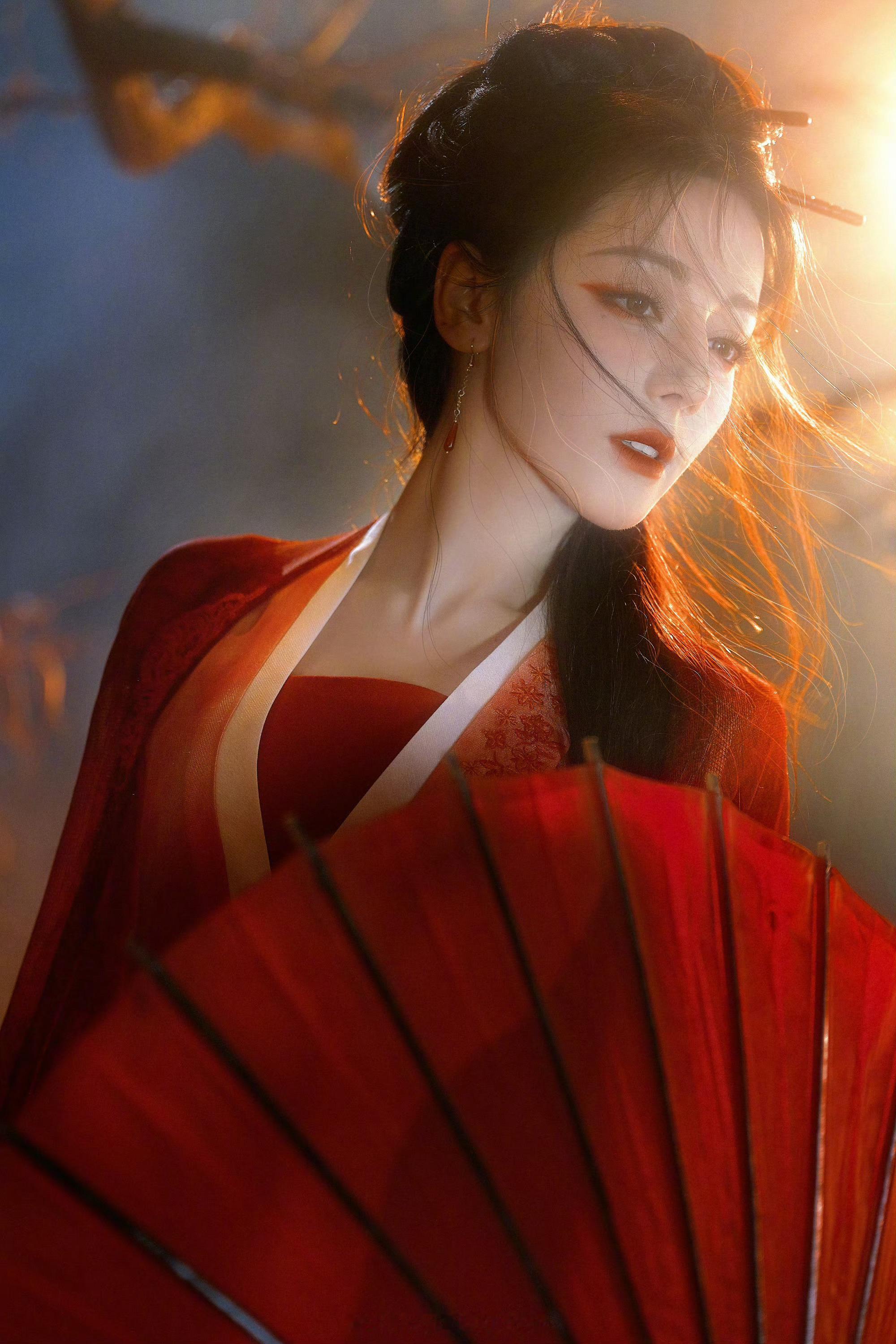“一步一个脚印，悉心感悟角色，做好一个演员该做的事。”——迪丽热巴卫蓝  dlr