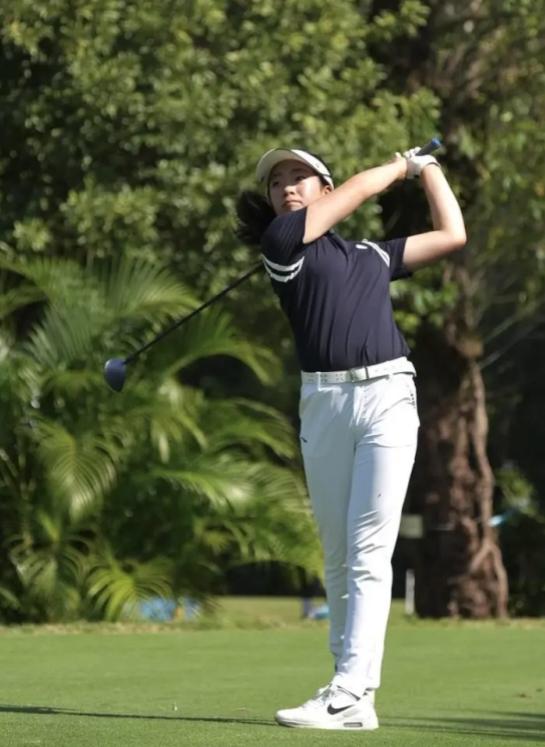 国梁15岁女儿带作业参加全运会高尔夫比赛！
11月16日，第十五届全运会高尔夫球