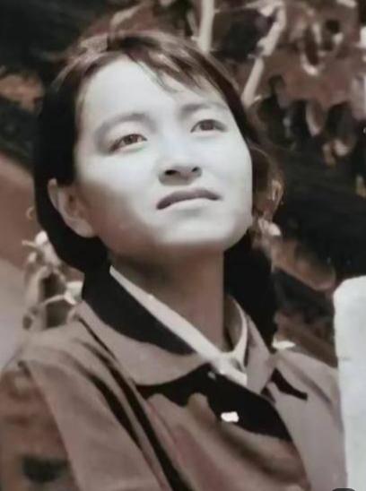 1995年，洛阳看守所一间不到十平米的狭小房间里，39岁的褚映群，在被关押整整4