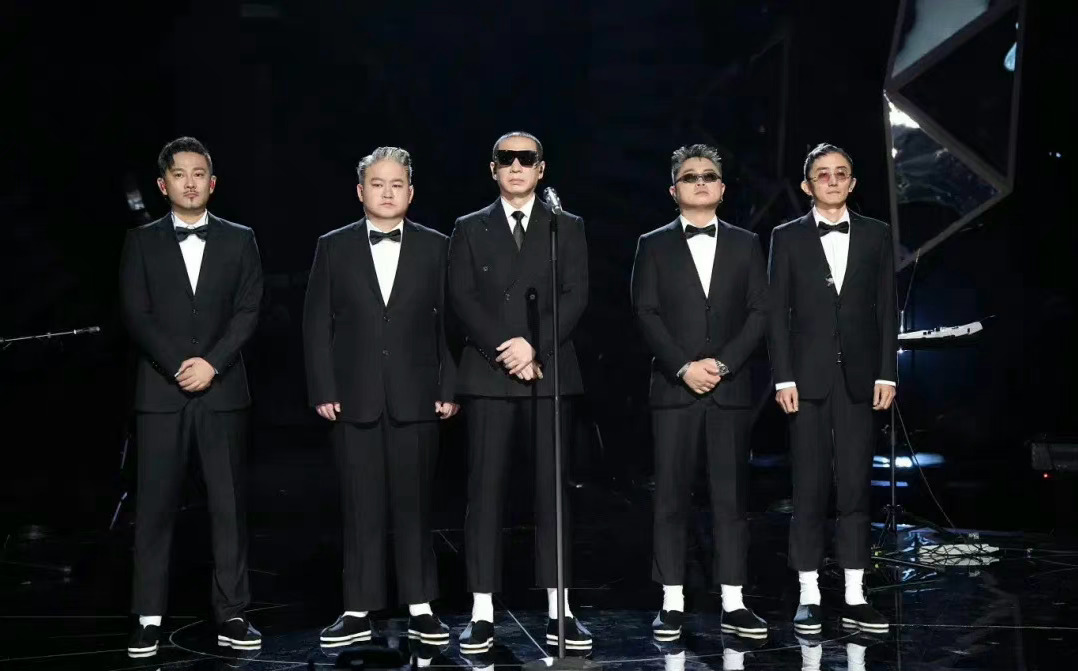 #二手玫瑰歌手vs音乐节# 真的会被笑亖！二手玫瑰歌手造型真·一本正经！咱说二手