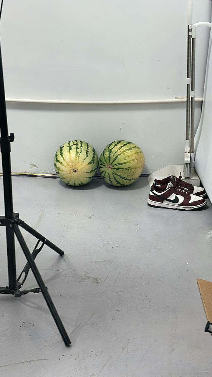 ……发现直播间有2个瓜…大概小弟买的…下班看我给他薅一个走