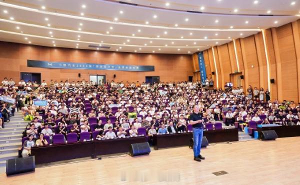 “大师兄”何小鹏今天回华南理工校招，今年最高校招年薪已给到160万，AI大咖甚至