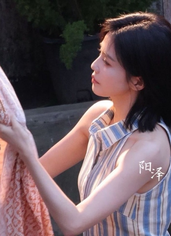 【随笔】      暮色漫过老旧院墙时，晚风裹着草木淡淡的潮气扑过来，暖暖的柔柔
