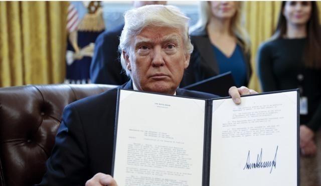 特朗普这次真是要“千古留名”了，百余年的规矩被他打破了！
美国纸币签名制度从18