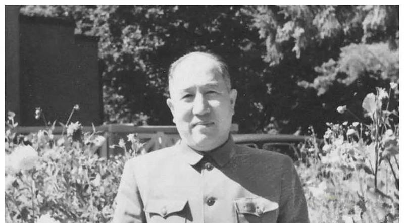 1945年他担任粟裕的军区参谋长，协助指挥战斗，让粟裕极为喜爱，谁料三个月后，此