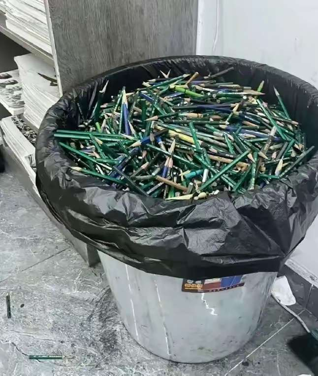 艺术考试的现场，为什么好好的铅笔要丢？[思考] ​​​