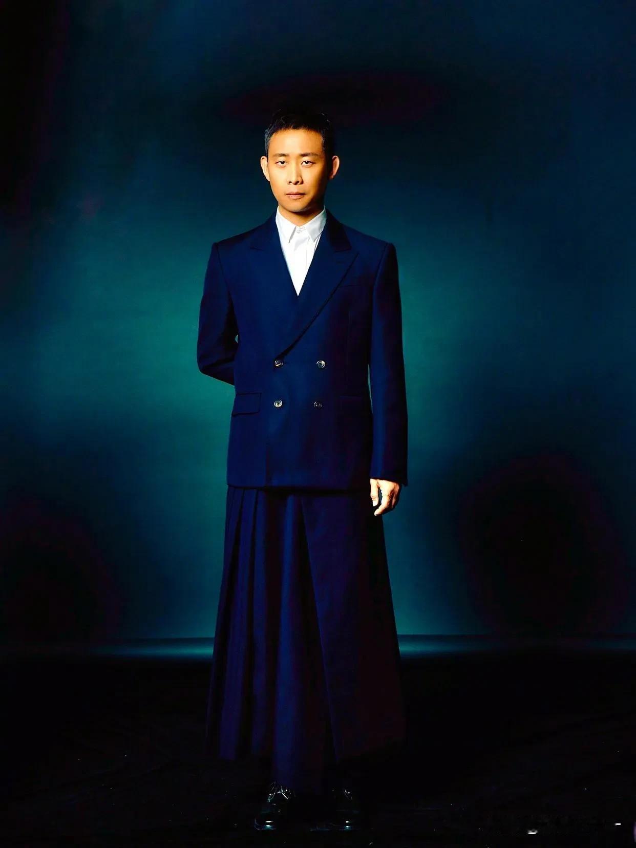 一身正气的人穿个裙装都显得特爷们儿[捂脸]张译就是既有演技也有内涵、处事低调、对