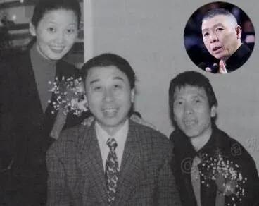 冯巩竟抢了新郎新娘的风头 。要说徐帆 那可是有名的靓姐啊，她咋就不出眼了呢？还以