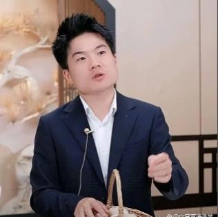头部主播最终将退出直播间理由有四
一、平台策略调整‌：抖音、快手等平台正推动“去