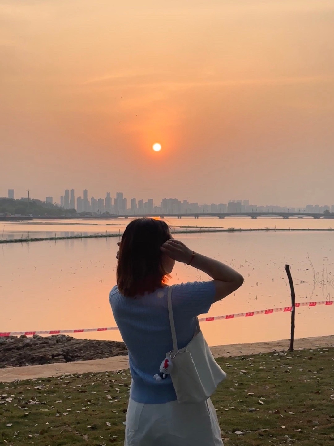 刚去买政院小区门口那个很火的馕居然没有了[怒] ​​​