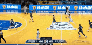 新秀庞峥麟第一个赛季就入选南区全明星首发！一个26岁的大龄新秀！
首发球员全场只