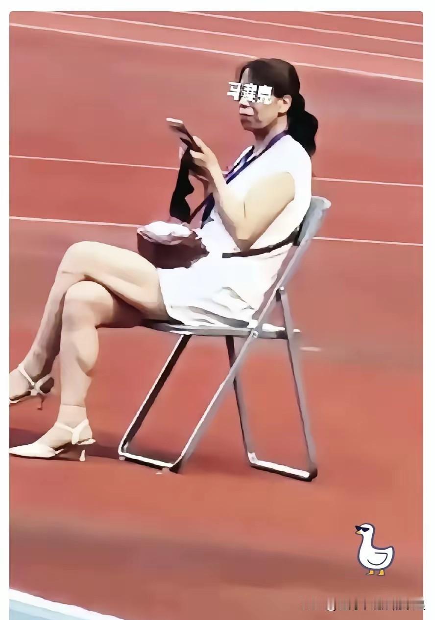 陇超淡定姐，已经被外包公司解约永不录用，并且提交了书面检讨，她的性质是属于礼仪失