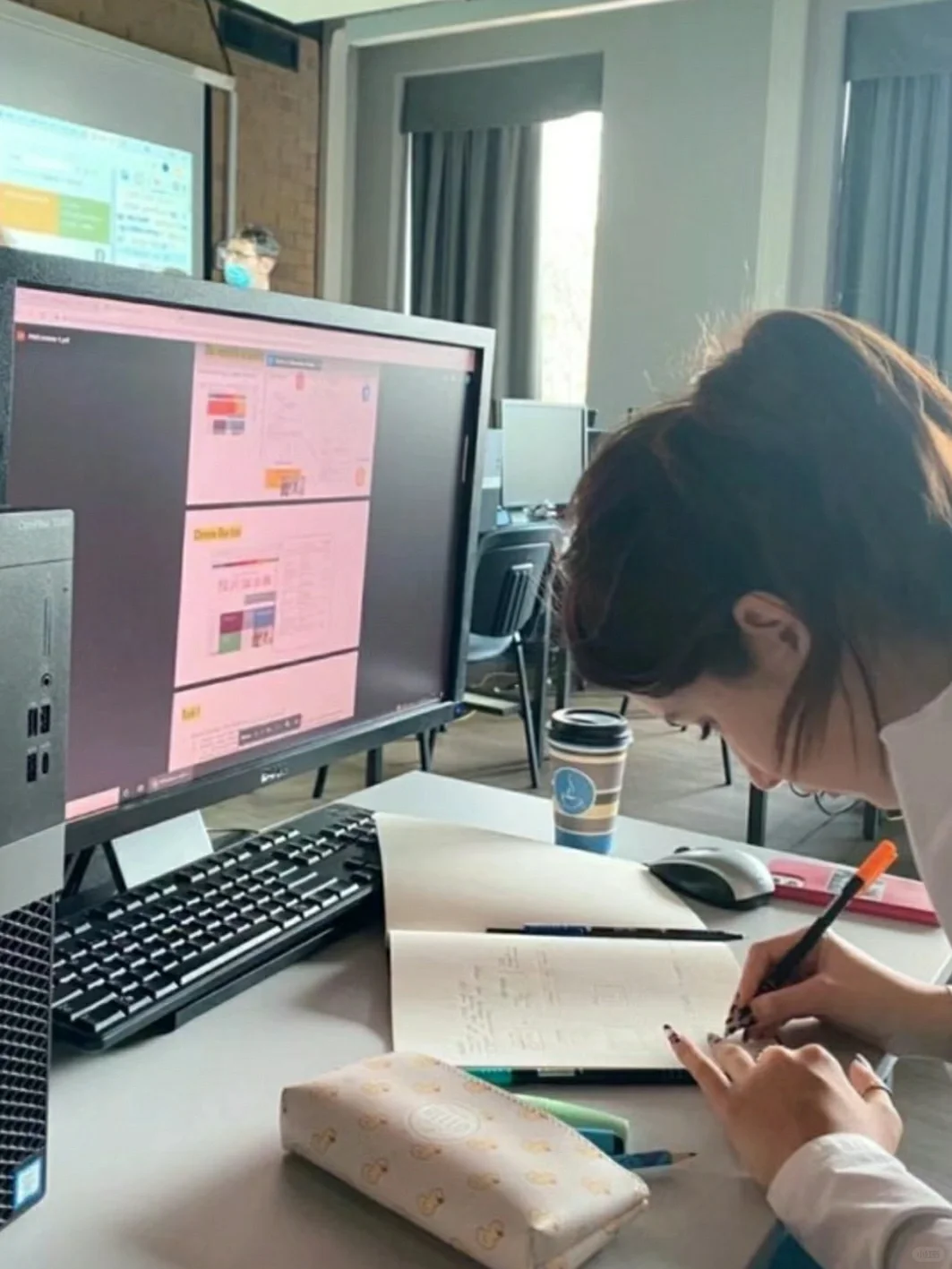 新来的外贸女生说客户只问不买，要崩溃了…