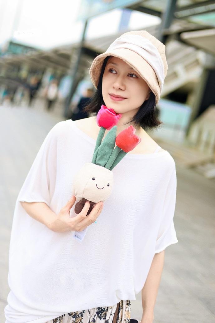 今天倪虹洁现身机场，她这次搭配的很有飘逸之美，看上去特别的时尚，也很有明星范儿。