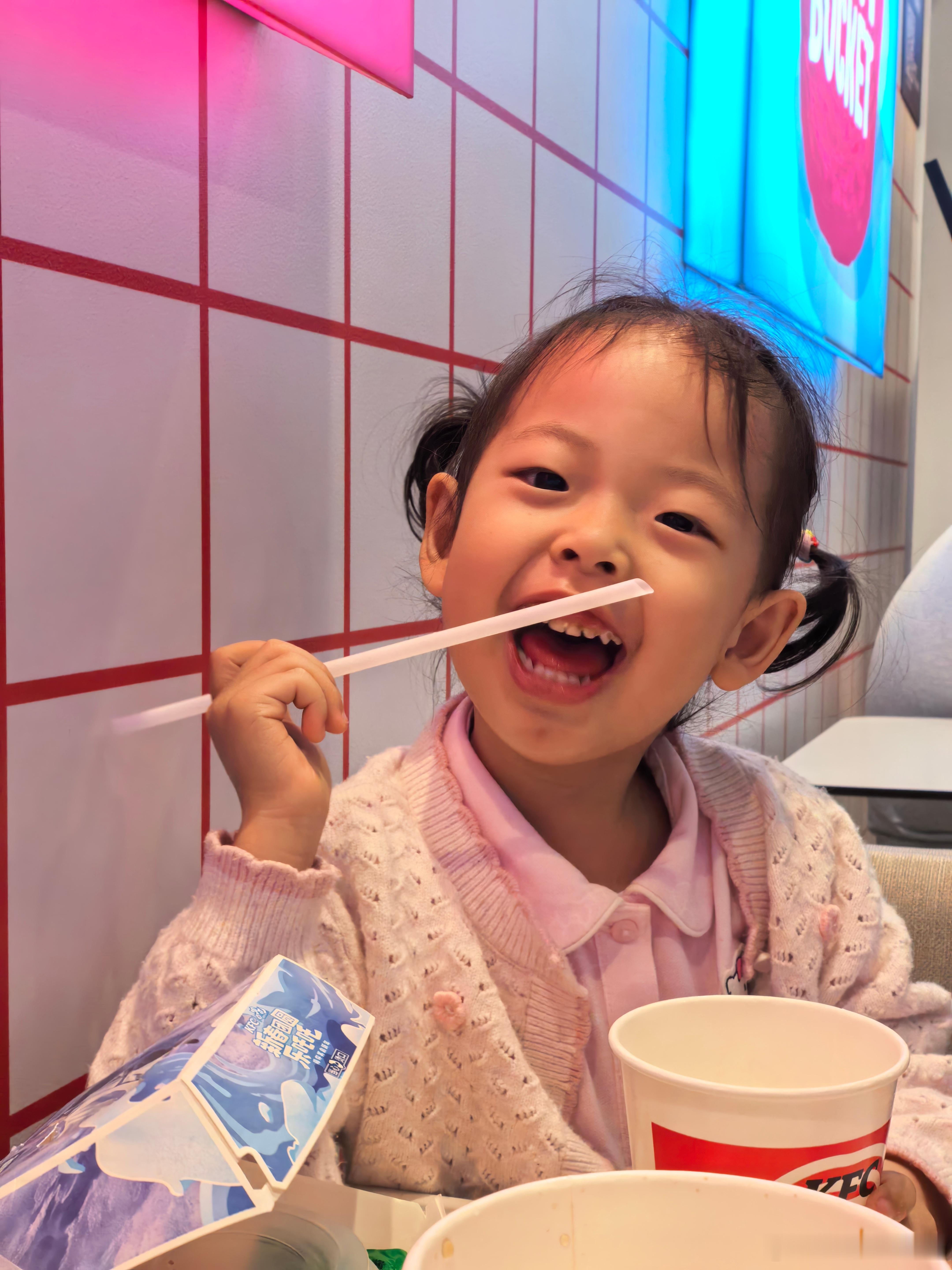 今日份“小戏精”表情包已更新！比耶✌🏻、吨吨喝、吐舌头😛周末的快乐，每一张都