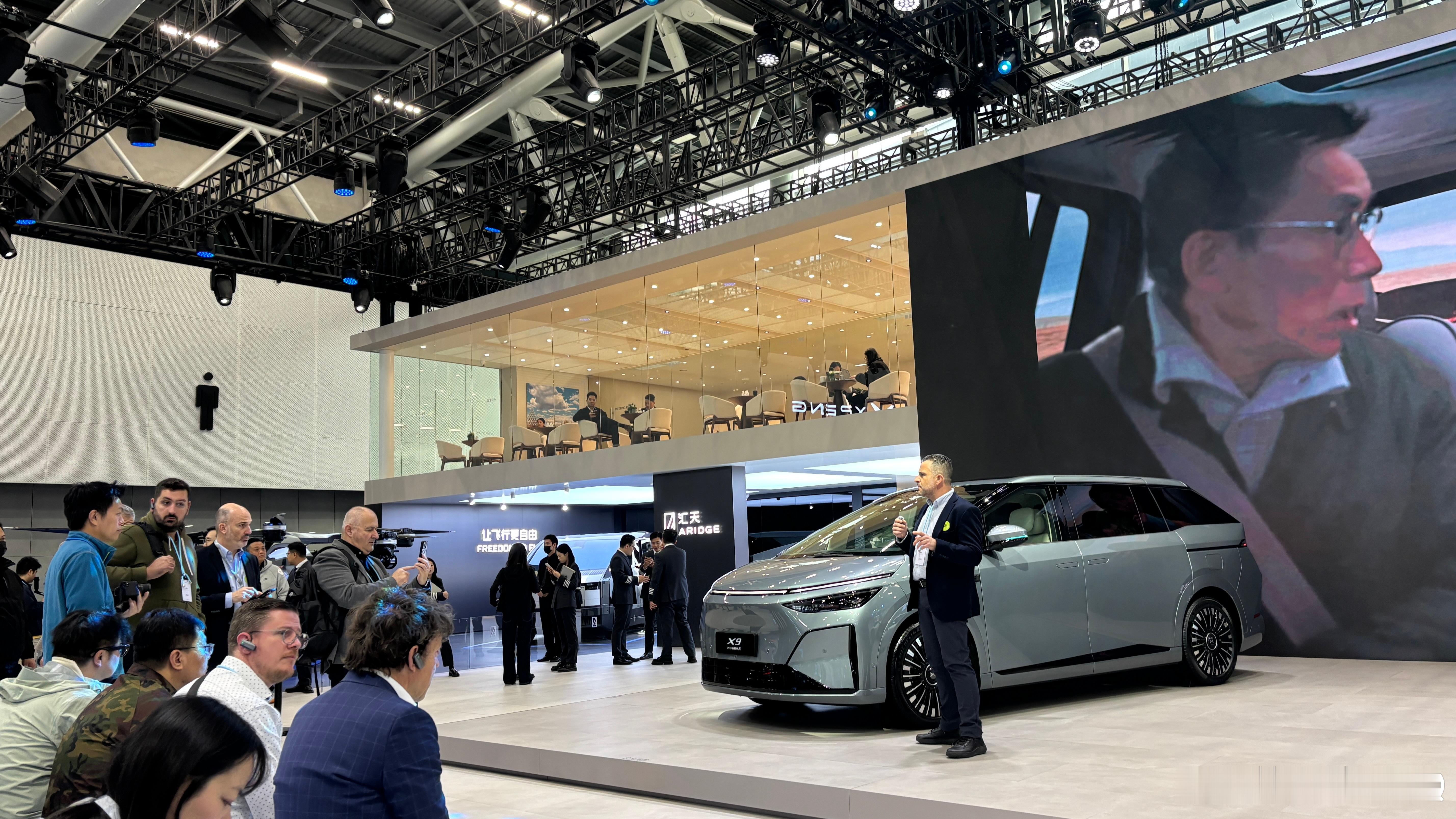 小鹏展台今年邀请了很多国外媒体过来，我突然想起：增程版X9，或许会是小鹏出海的一